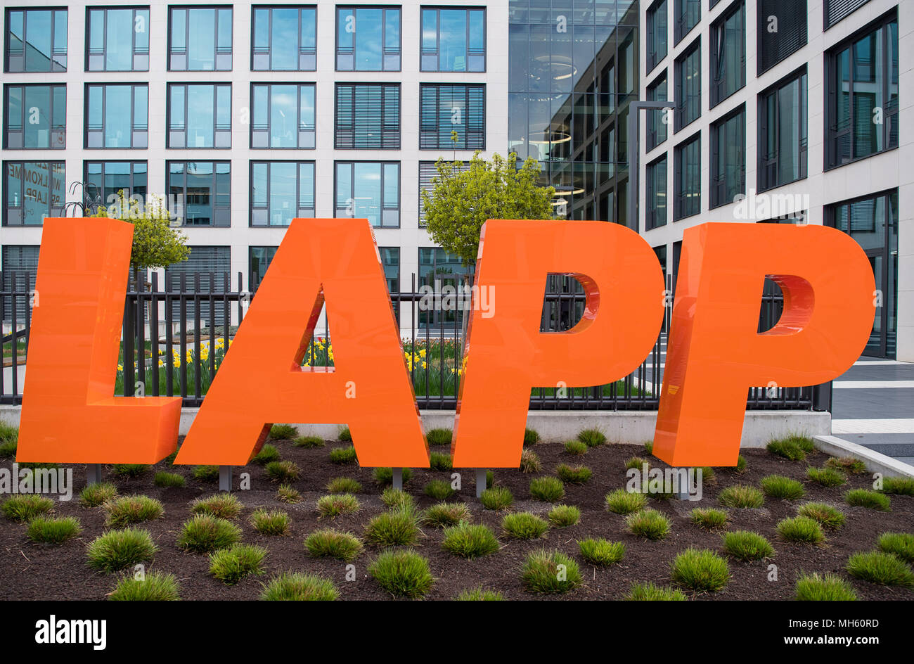 16 aprile 2018, Germania Stoccarda: 'Lapp logo" al di fuori di un edificio del produttore di cavi. Foto: Sebastian Gollnow/dpa Foto Stock