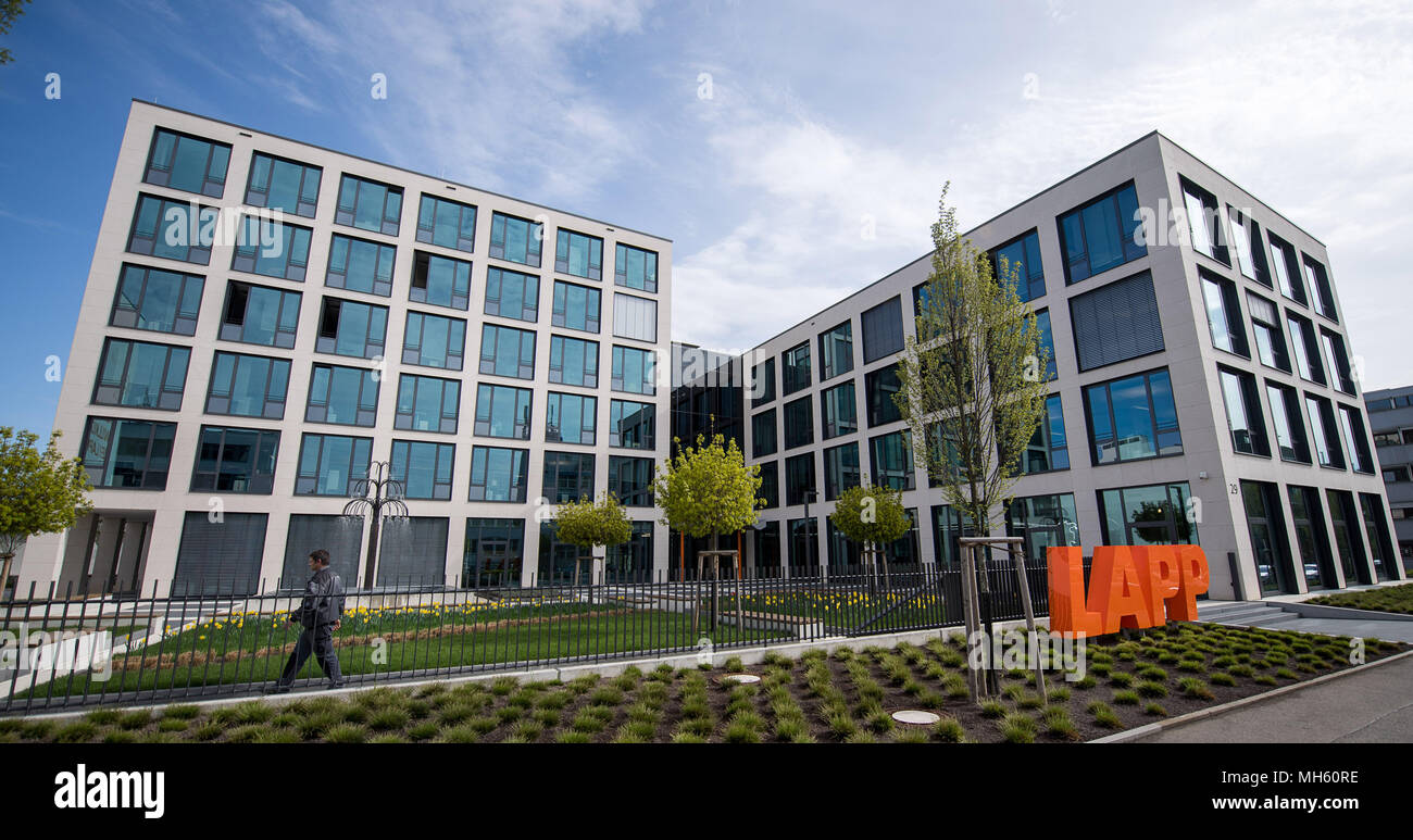 16 aprile 2018, Germania Stoccarda: 'Lapp logo" al di fuori di un edificio del produttore di cavi. Foto: Sebastian Gollnow/dpa Foto Stock