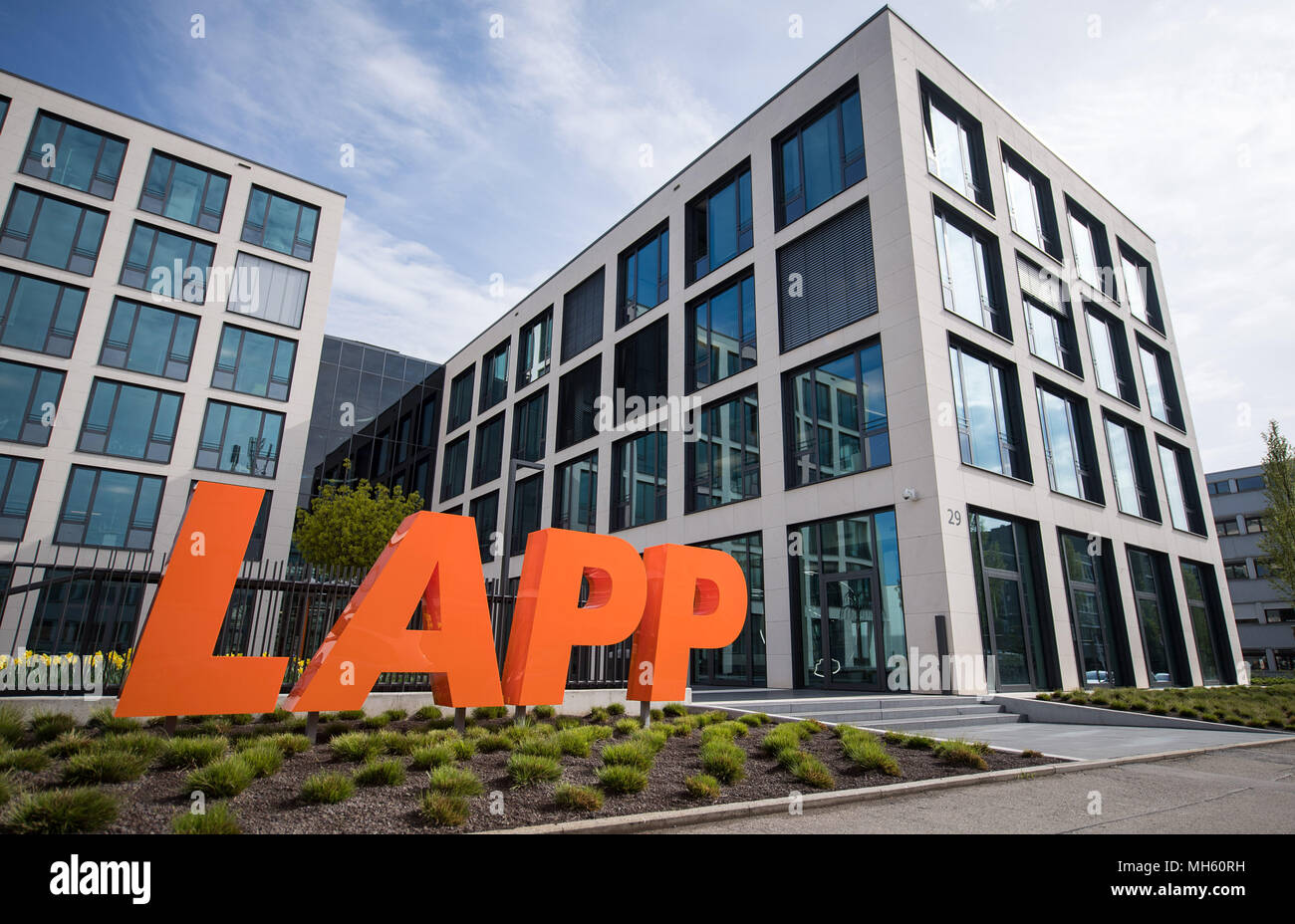 16 aprile 2018, Germania Stoccarda: 'Lapp logo" al di fuori di un edificio del produttore di cavi. Foto: Sebastian Gollnow/dpa Foto Stock