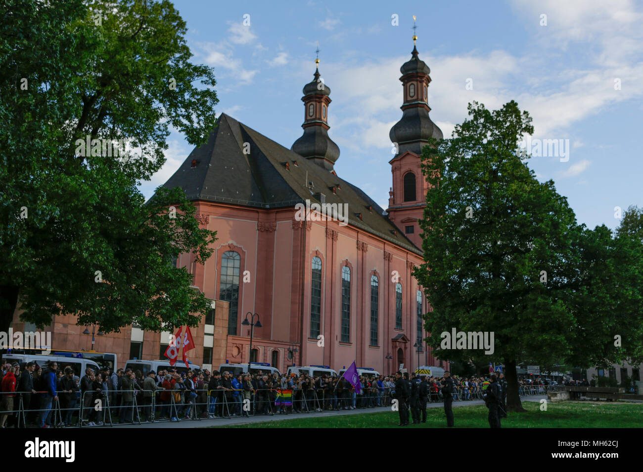 Mainz, Germania. Il 30 aprile 2018. Gli ufficiali di polizia e recinzioni e separare il contatore-manifestanti da destra-wing rally. Intorno 80 a destra i dimostranti si sono stretti nel centro città di Magonza, per protestare contro il governo tedesco, per la chiusura delle frontiere e contro i rifugiati sotto lo slogan "erkel ha per andare'. La protesta è trattenuto su una base settimanale in Mainz e parte di un più ampio gruppo delle destre demo essendo mantenuto in tutta la Germania su base settimanale. L'oratore principale a questo rally è stato il diritto German-Congolese-ala attivista Serge Menga.Furono heckled da circa 350 contro i manifestanti. Foto Stock