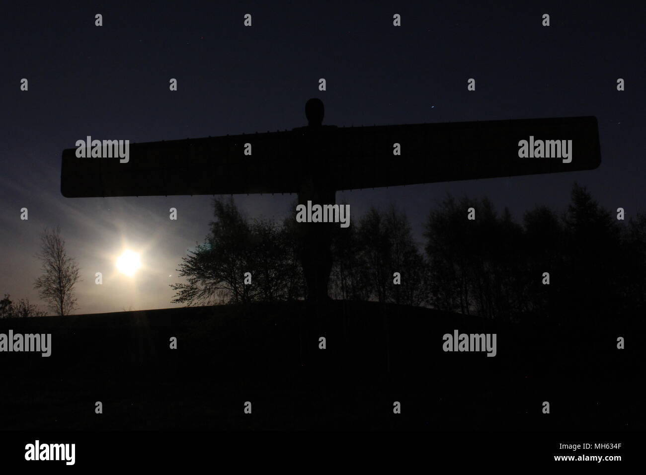 Gateshead, Regno Unito. Il 30 aprile 2018. Angelo del Nord in Gateshead con Giove e la luna piena collaborazione. Aprile 30, 2018. David Whinham/Alamy Live News Foto Stock