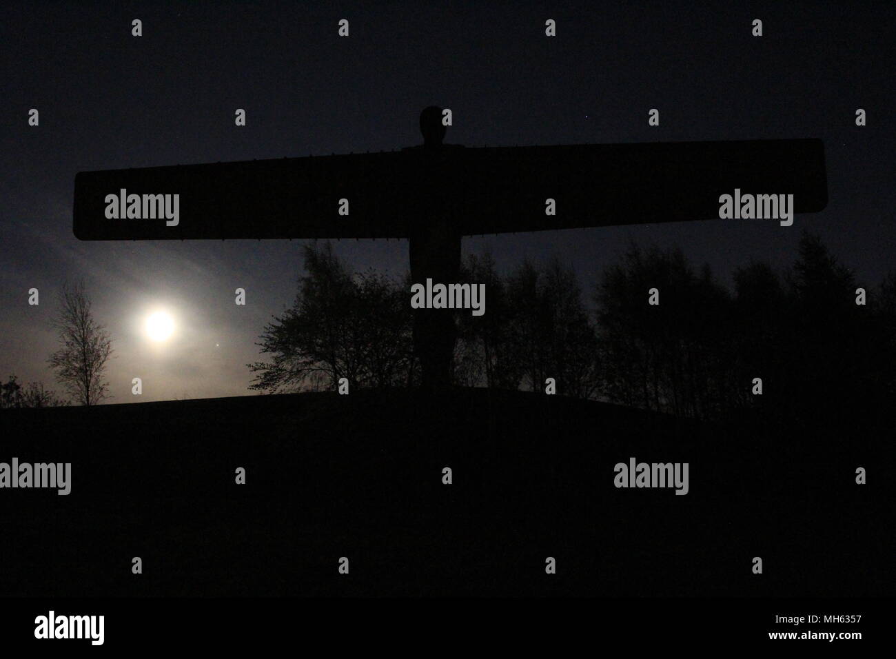 Gateshead, Regno Unito. Il 30 aprile 2018. Angelo del Nord in Gateshead con Giove e la luna piena collaborazione. Aprile 30, 2018. David Whinham/Alamy Live News Foto Stock