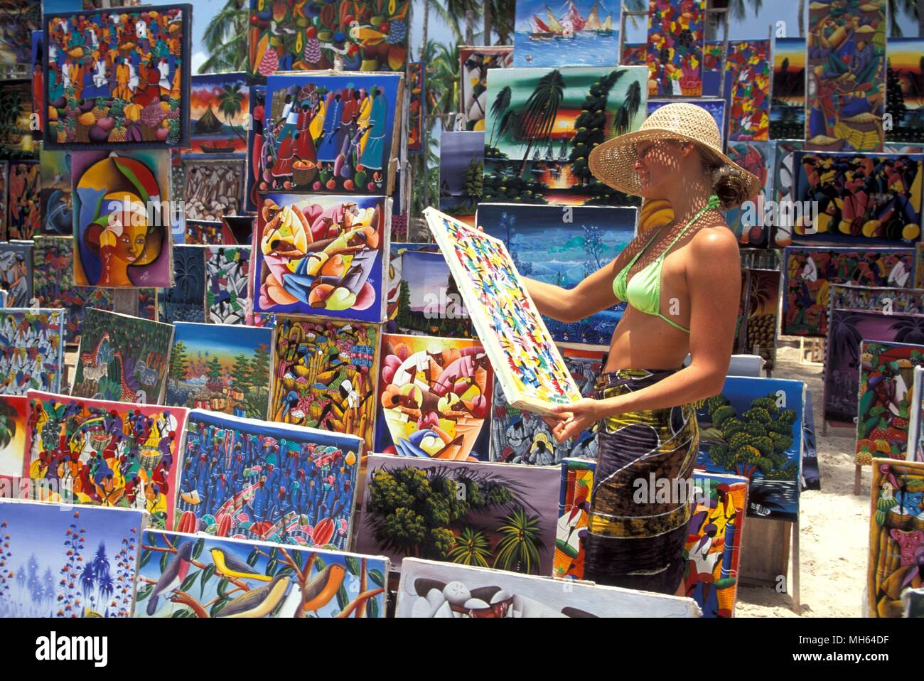 Santo Domingo. 15 gennaio, 2013. File foto scattata a gennaio 15, 2013 mostra un turista acquisto di dipinti in Punta Cana Repubblica Dominicana. La Cina e la Repubblica Dominicana hanno firmato un comunicato congiunto a Pechino martedì sull'instaurazione di relazioni diplomatiche. Credito: TIPS/ZUMAPRESS/Xinhua/Alamy Live News Foto Stock