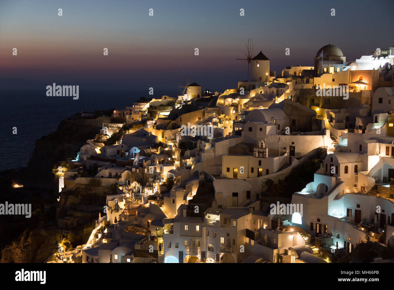 Cittadina di Oia a Santorini incandescente dopo il tramonto Foto Stock
