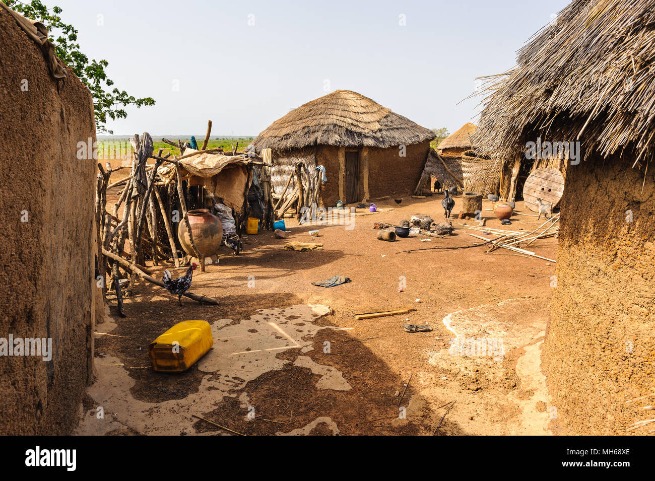 Vista ravvicinata della povera casa per la vita del popolo del Ghana, Africa Foto Stock