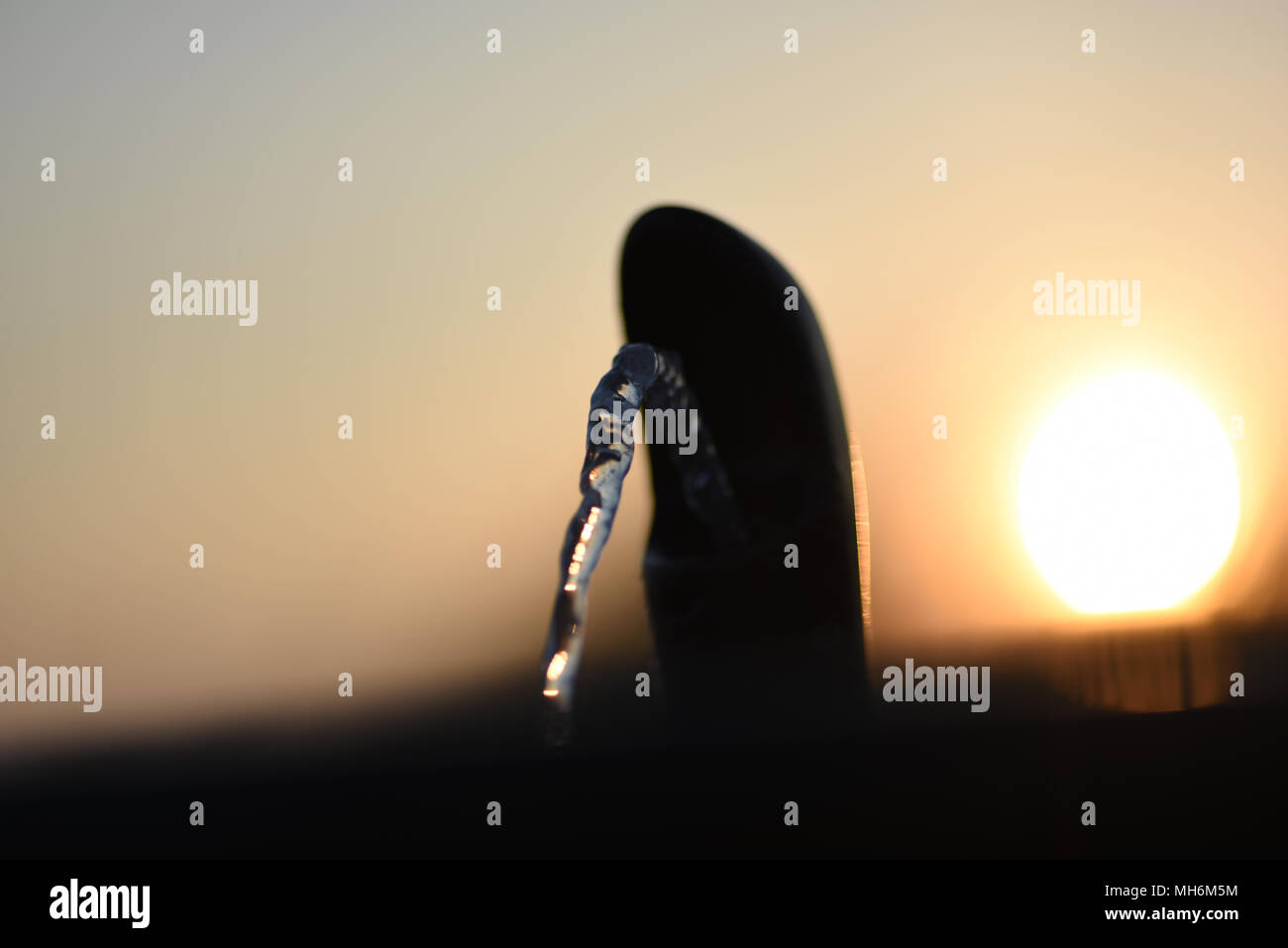 Pubblica fontana di acqua a Jacob Riis Park, New York, al tramonto 18 Maggio, 2017. Foto Stock