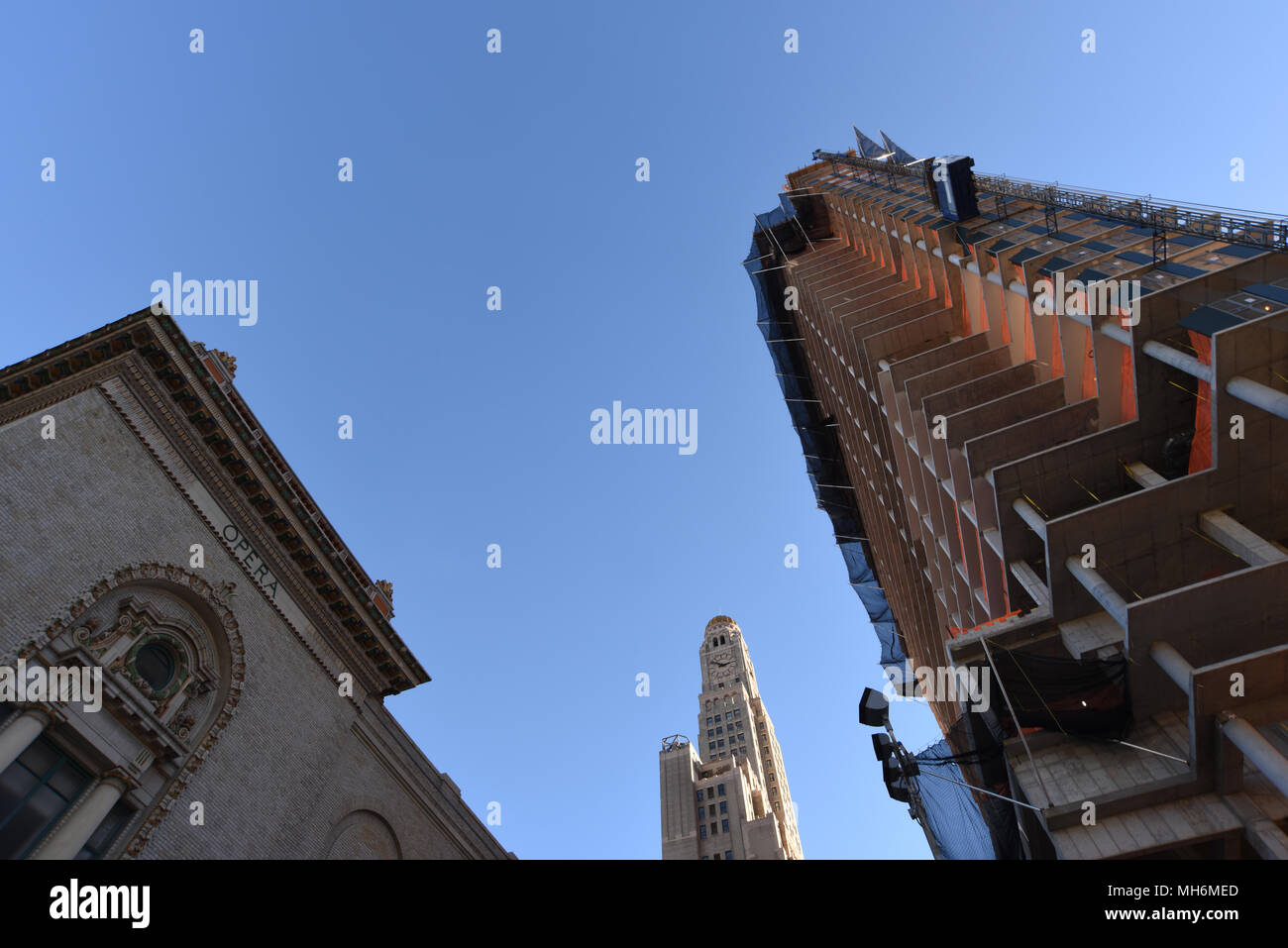 Costruzione di 300 Ashland Place, Brooklyn NY, 20 Novembre, 2015. Williamsburgh Savings Bank Tower nel centro,Peter Jay Sharp edificio a sinistra. Foto Stock
