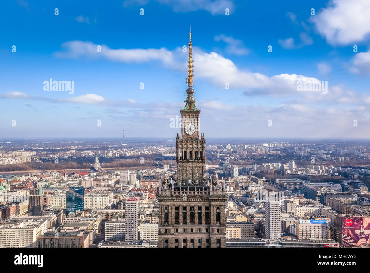 / Varsavia Polonia - 02.16.2016: Visualizza in alto, il picco del palazzo della cultura e della scienza con il centro di edificio in background. Orizzontale. Foto Stock