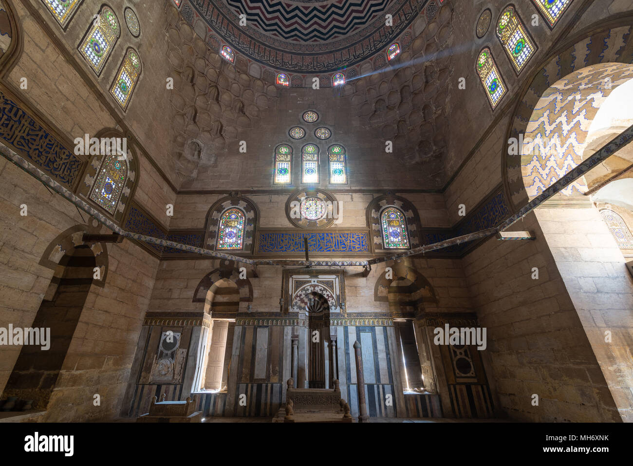 Il Cairo, Egitto - 7 Aprile 2018: Mausoleo di Sultan Al Zaher Barquq e figli presso il complesso di Al Nasr Farag Ibn Barquq complesso situato presso la città di th Foto Stock