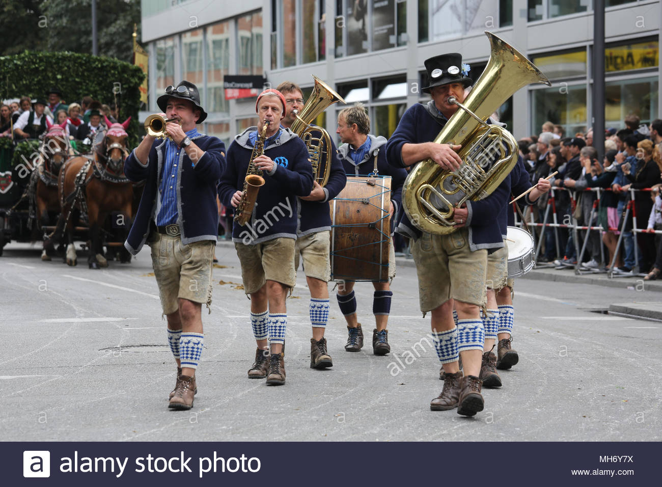 I musicisti svolgono tradizionale musica bavarese durante la sfilata Oktoberfest a Monaco di Baviera Foto Stock