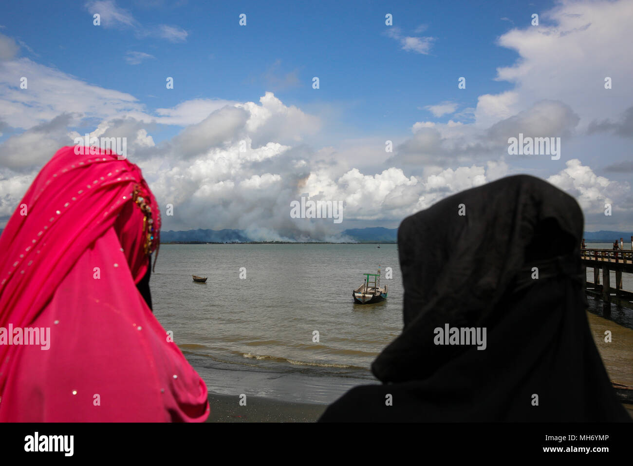 Il fumo è visibile sui villaggi nella zona di Maungdaw in Myanmar border impostato sul fuoco presumibilmente dal Myanmar esercito e altre forze. Teknaf, Cox's Bazar, Bang Foto Stock