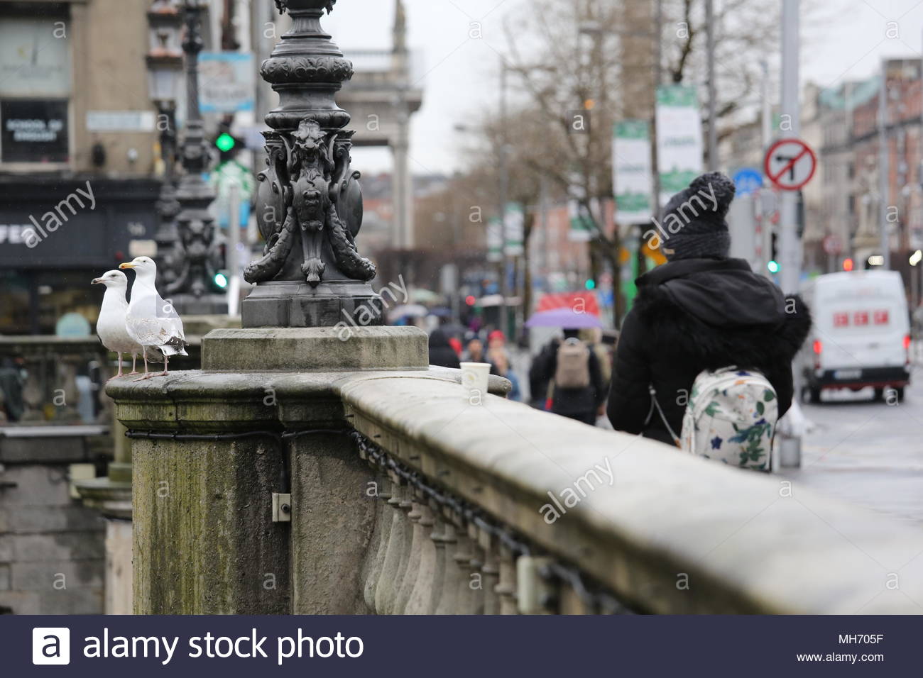 In un giorno di pioggia a Dublino i cieli nube su in O'Connell street come la previsione diventa tetro. Foto Stock