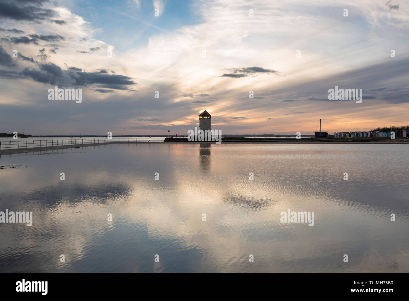 Bateman's Tower al tramonto riflesso nella piscina di marea. Brightlingsea, Essex, Regno Unito. Foto Stock