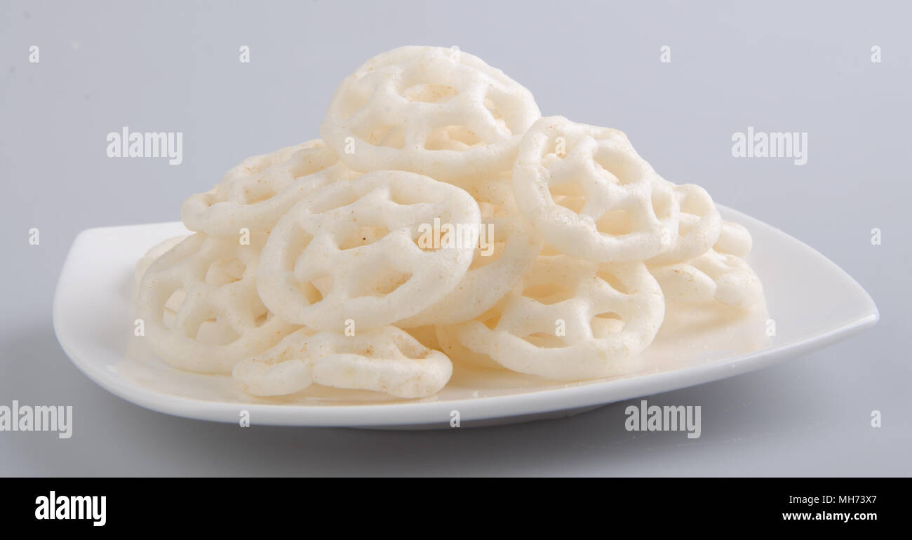 Il cibo spazzatura, anello di patate su uno sfondo Foto Stock