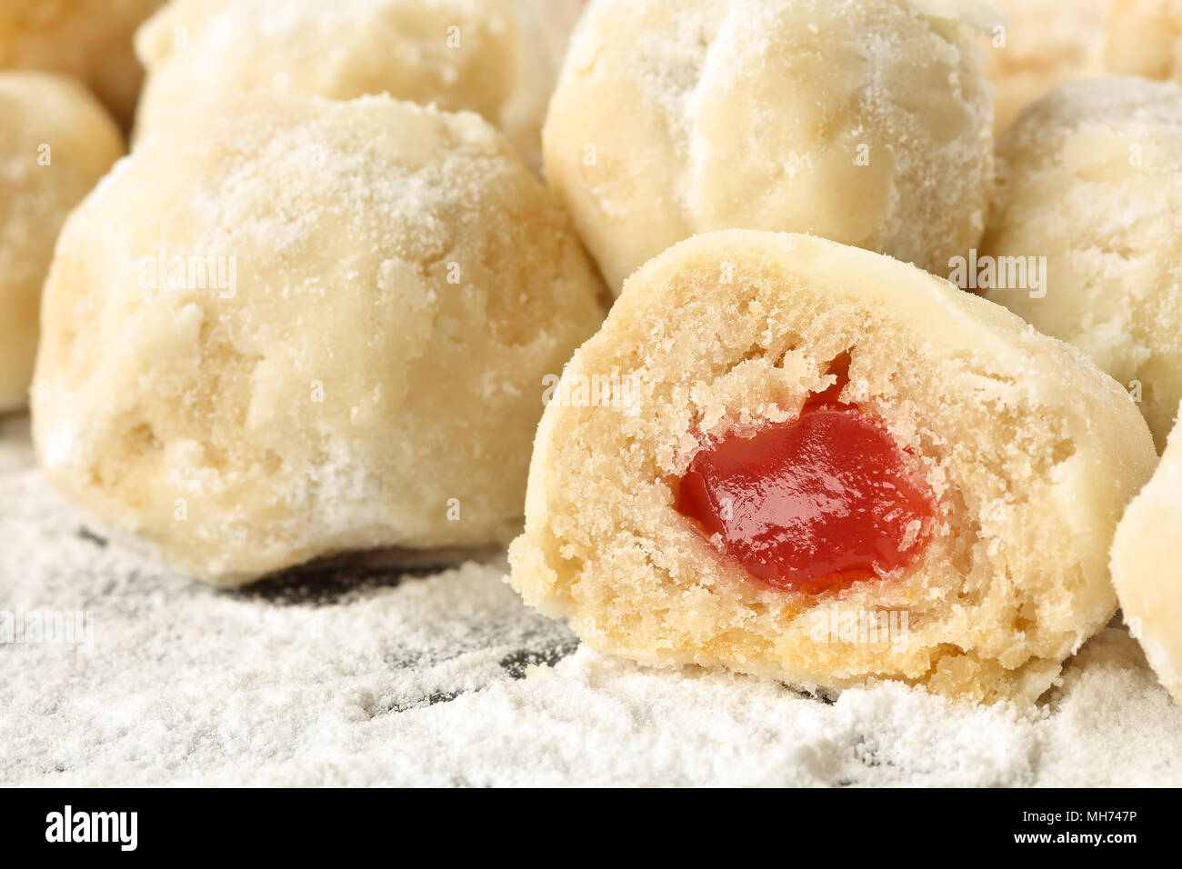 Extreme Close Up Fatti In Casa Deliziosi Piatti Tradizionali Bulgari Biscotti Frollini Riempito Con Delizie Turche Chiamato Lokumki Su Una Neve Come Polvere Su Foto Stock Alamy