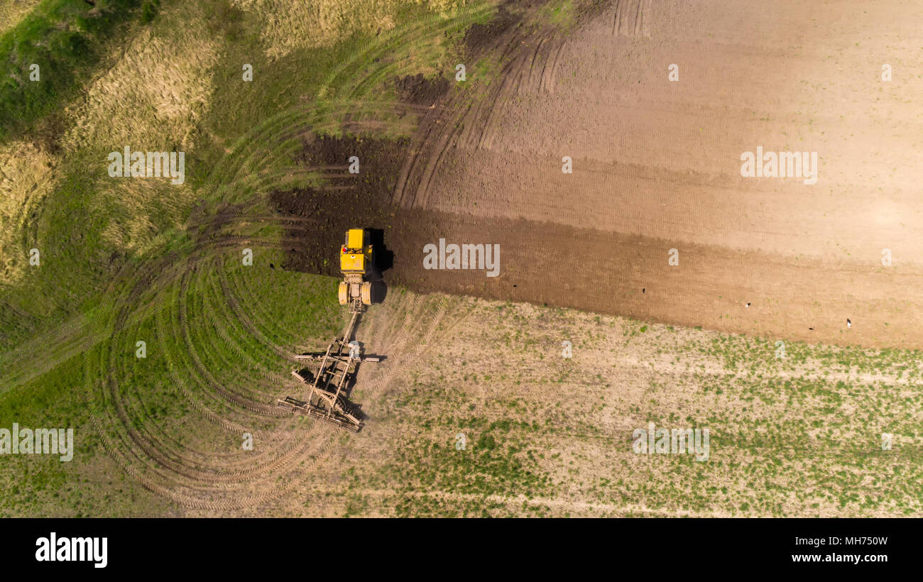 Vista aerea di un trattore su un campo. Foto Stock