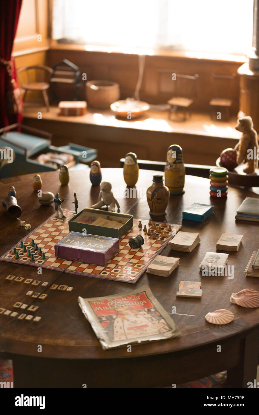 Varie vecchie vintage vittoriana di giochi e giocattoli in sala giochi per bambini di Victorian Mansion House Foto Stock
