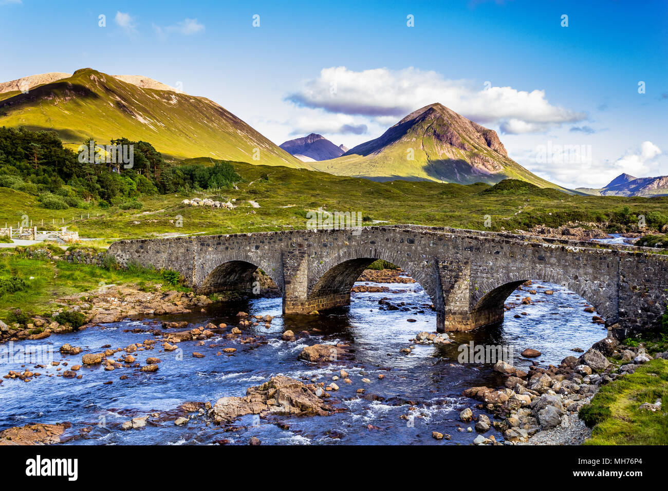 Vecchio mattone vintage ponte che attraversa il fiume in Sligachan, Isola di Skye in Scozia Foto Stock