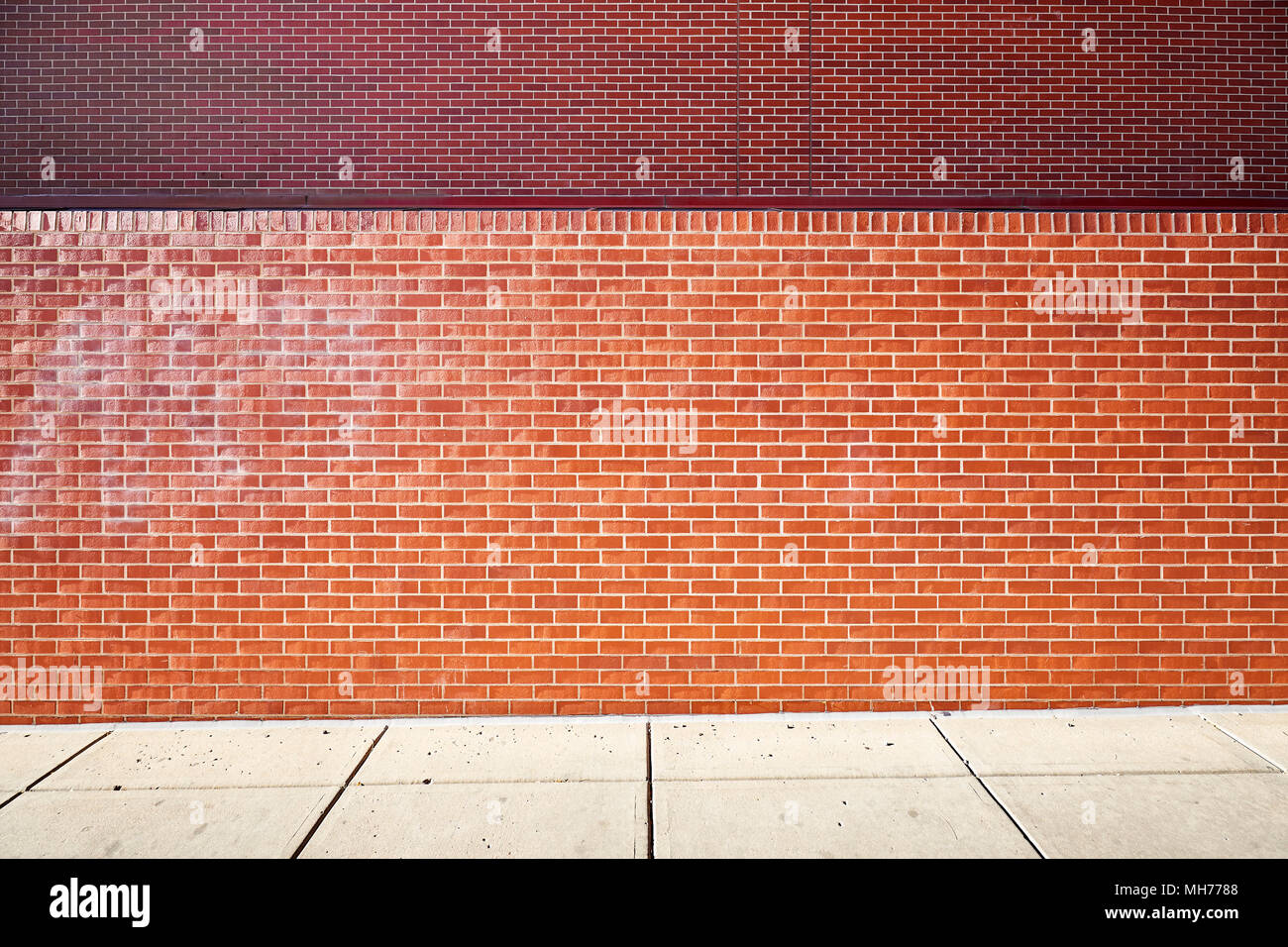 Muro di mattoni e pavimentazione, background urbano. Foto Stock