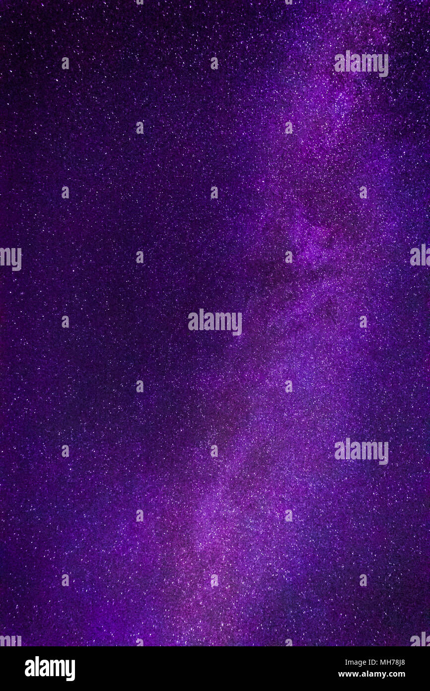 Foto dettagliata della Via Lattea e migliaia di stelle nel cielo notturno con colore blu Foto Stock