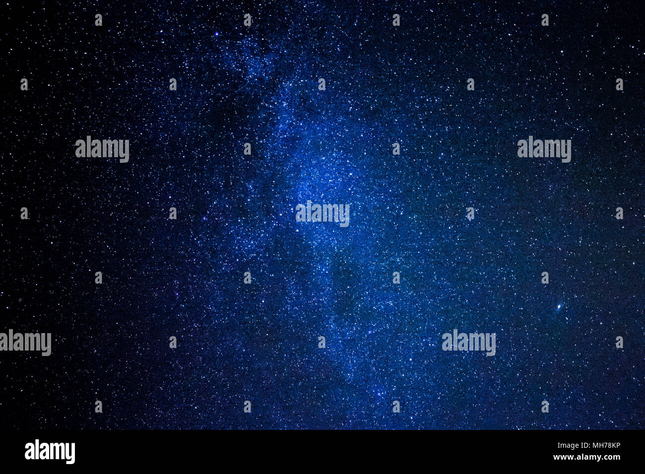 Foto dettagliata della Via Lattea e migliaia di stelle nel cielo notturno con colore blu Foto Stock