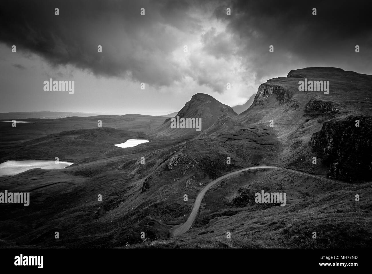Paesaggio con auto sulla strada di montagna di Quiraing, Isola di Skye in Scozia Foto Stock