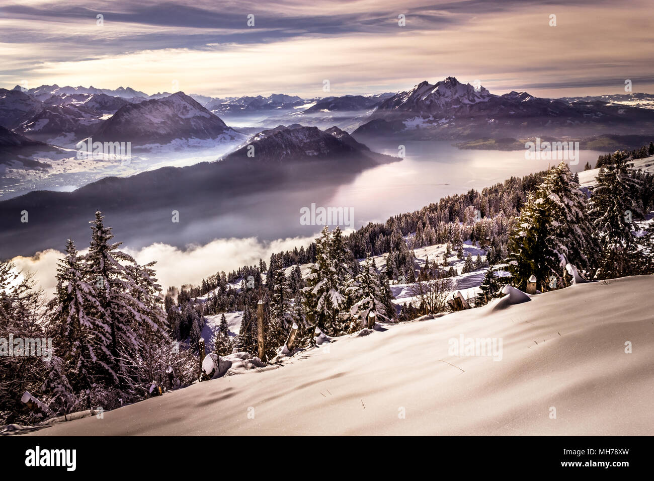 Tramonto con vista sulle montagne in lontananza e valle Foto Stock