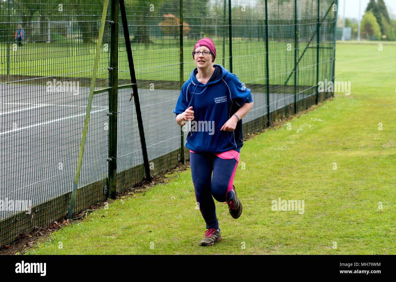 Un runner prendendo parte a Cirencester parkrun, Gloucestershire, Regno Unito Foto Stock
