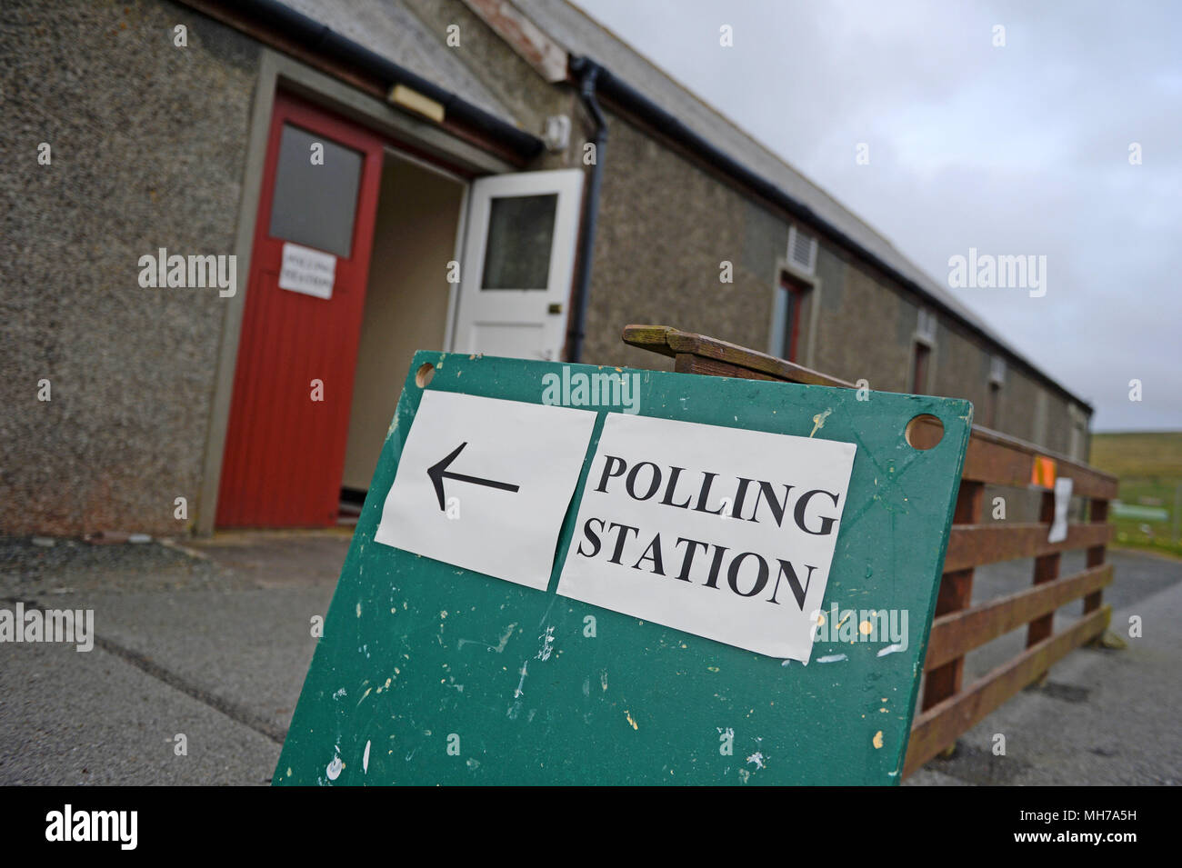 Stazione di polling segni fuori lato del Village Hall Foto Stock