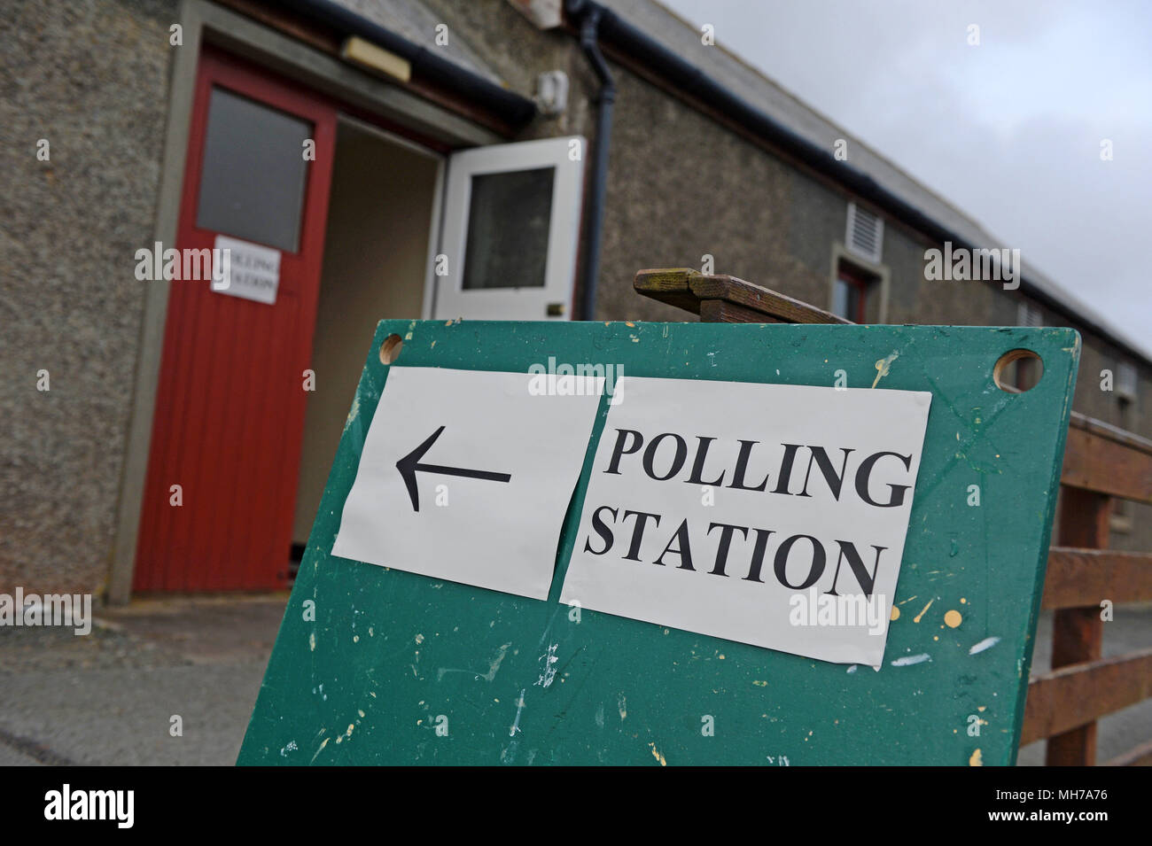 Stazione di polling segni fuori lato del Village Hall Foto Stock