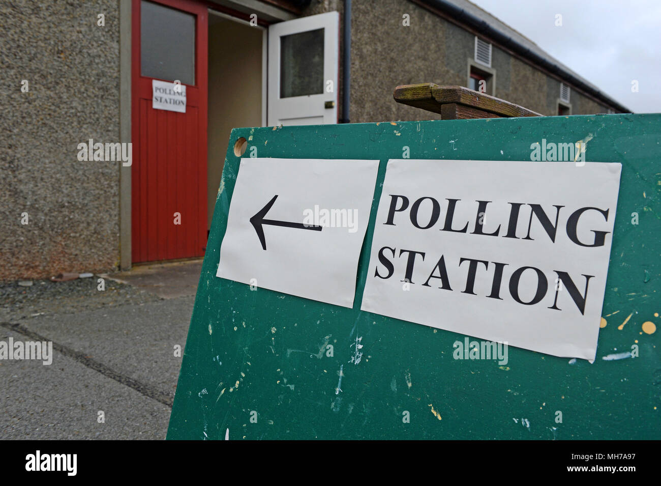 Stazione di polling segni fuori lato del Village Hall Foto Stock