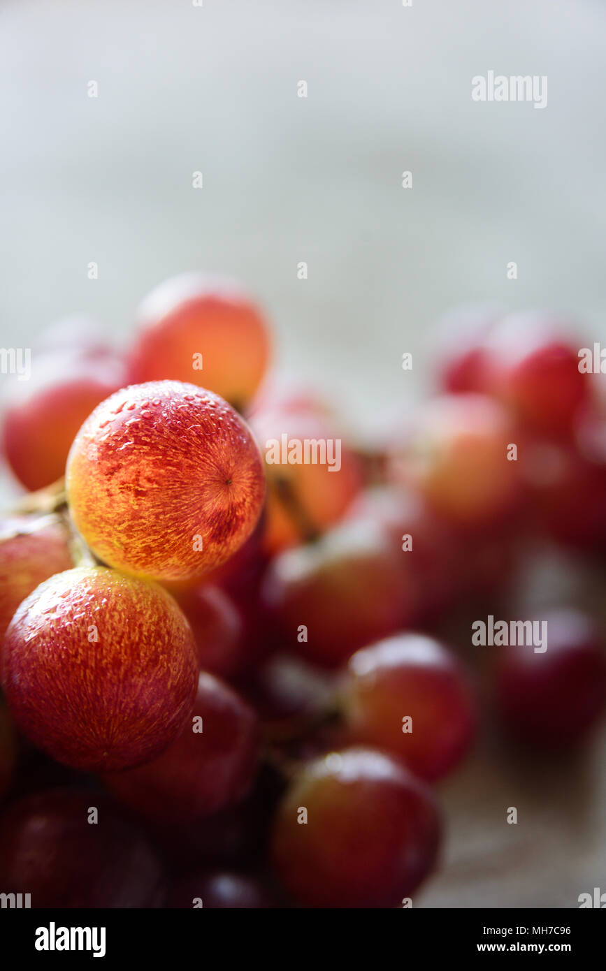 Fresh succosa grappolo di uva rossa fuit su sfondo di legno Foto Stock