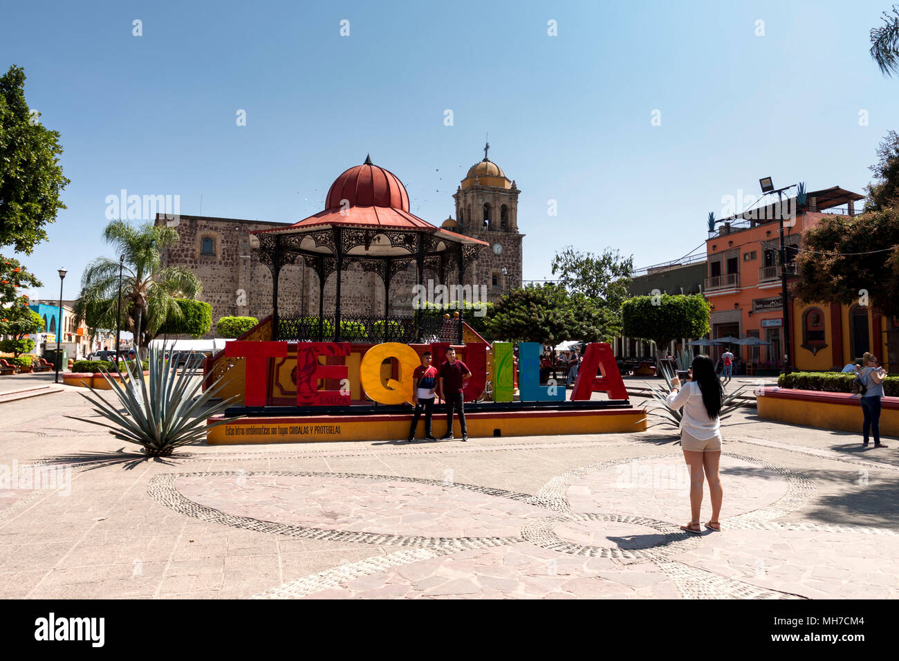 La piazza centrale inondata dal sole di mezzogiorno. Tequila, Jalisco Messico Foto Stock