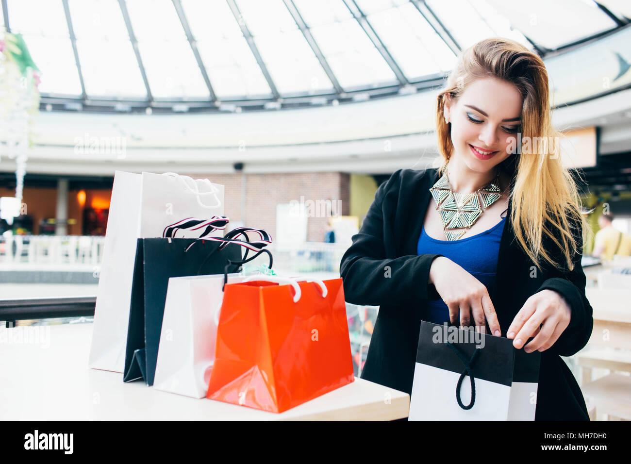 Giornata di shopping, godetevi lo shopping seduti in un caffè Foto Stock