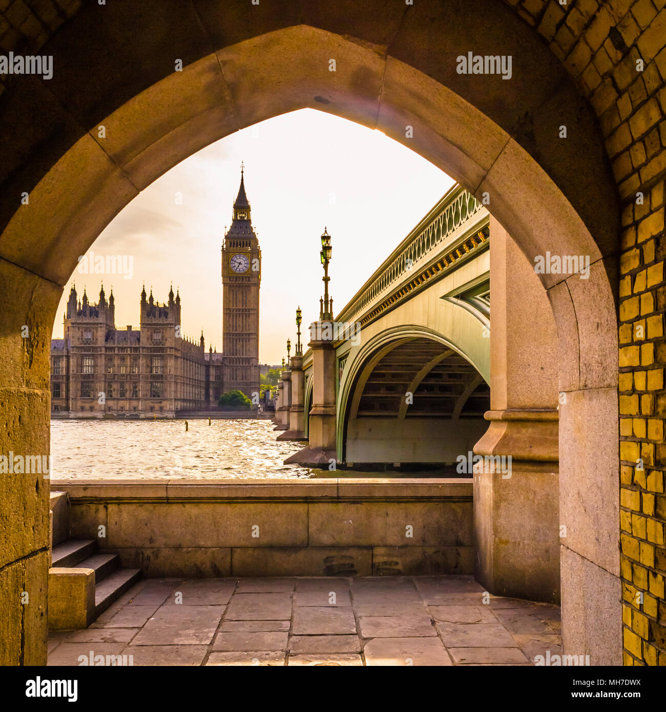 Colorato il Big Ben, angolazione inusuale Foto Stock