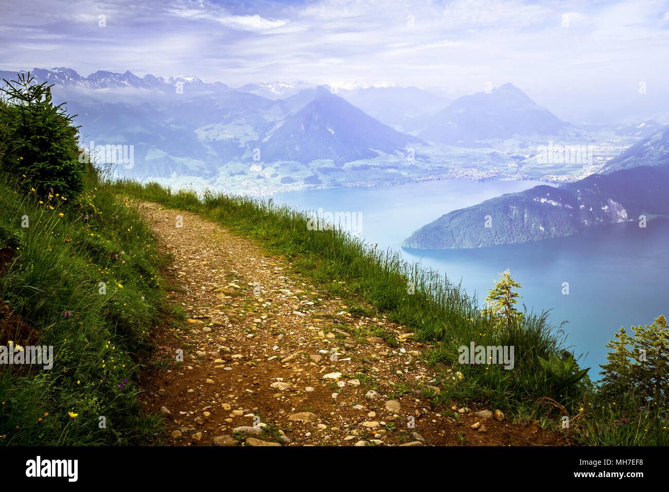 Percorso escursionistico nelle Alpi svizzere e con una bellissima vista del lago Foto Stock