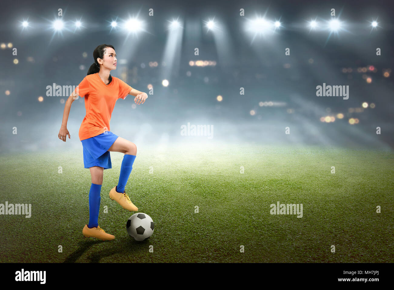 Professional asian femmina giocatore di calcio in azione sulla partita Foto Stock