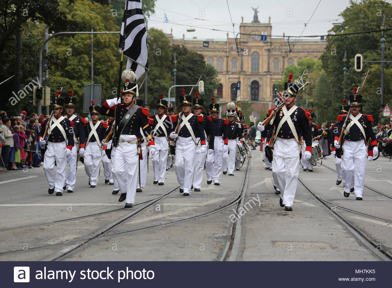 I partecipanti al Oktoberfest parade marzo attraverso le strade di Monaco di Baviera. Foto Stock