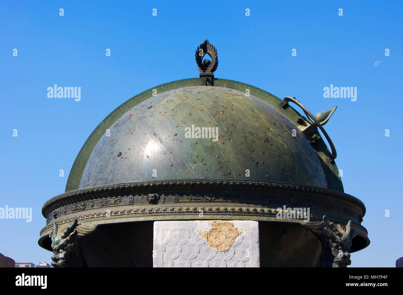 Cinese Antica globo celeste (1673) sul tetto della Pechino Antica  osservatorio di Pechino, Cina, utilizzato per determinare il tempo e  l'azimut Foto stock - Alamy