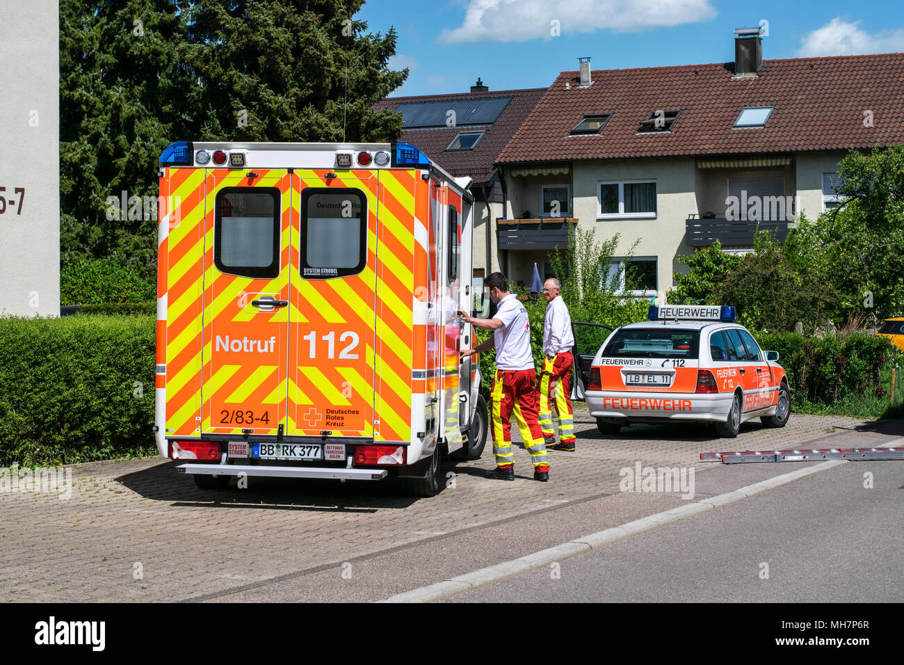 Feuerwehreinsatz, Polizeieinsatz, Rettungsdienst zum Türe öffnen Foto Stock