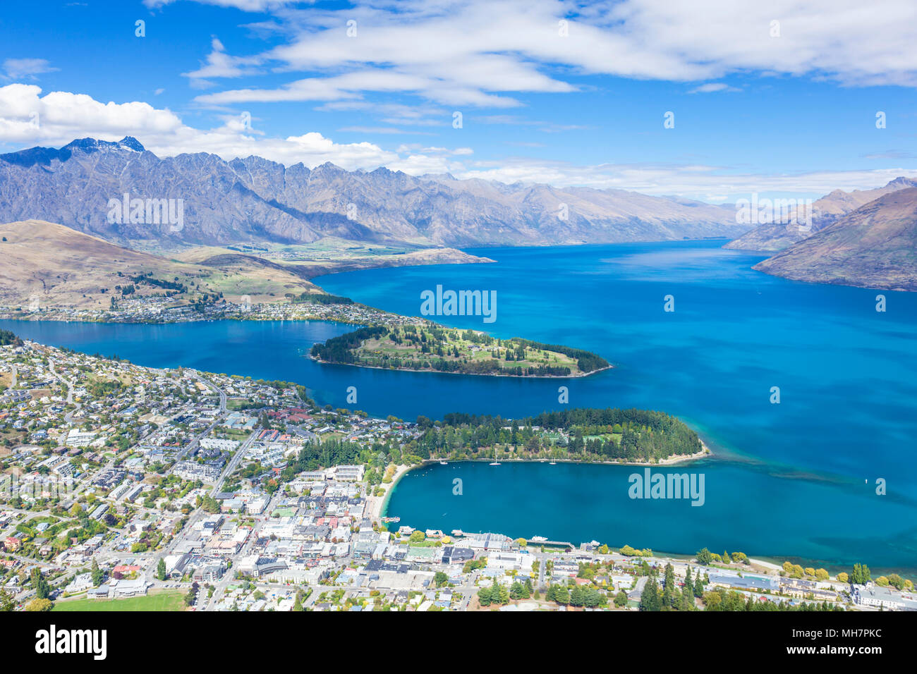Queenstown Isola del Sud della Nuova Zelanda vista aerea del centro di Queenstown centro città sul lago Wakatipu e il remarkables paesaggio queenstown nuova zelanda Foto Stock