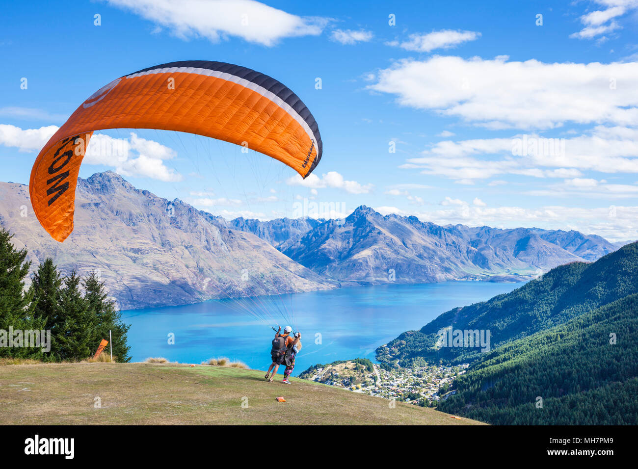 Queenstown Isola del Sud della Nuova Zelanda il parapendio in tandem esperienza saltando da Bob's Peak sopra il lago di Wakatipu queenstown nuova zelanda isola del sud NZ Foto Stock