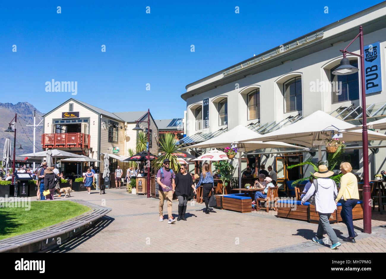 Queenstown Isola del Sud della Nuova Zelanda bar edera e Lola's e pier ristorante sul lungomare vicino al sistema di cottura a vapore quay centro di Queenstown Nuova Zelanda nz Foto Stock