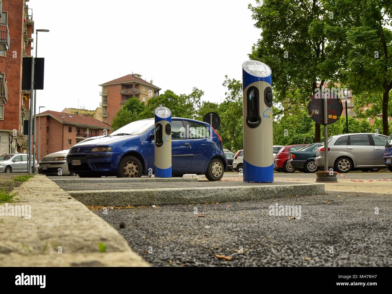 Torino, la Regione Piemonte, Italia. Il 29 aprile 2018. Piazza Nazario Sauro. Sito in costruzione nella fase terminale di carica rapida di colonne per le automobili elettriche. Foto Stock