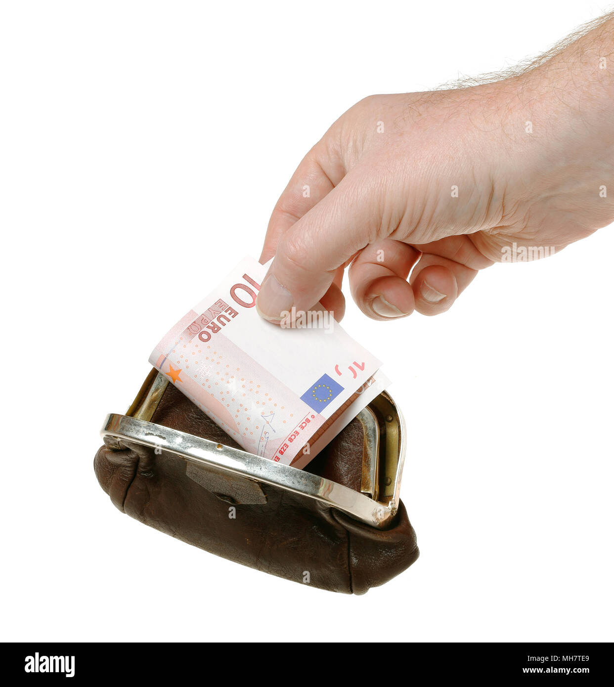La mano di una persona in possesso di una decina di banconota in euro in un portamonete marrone, isolato su sfondo bianco. Foto Stock