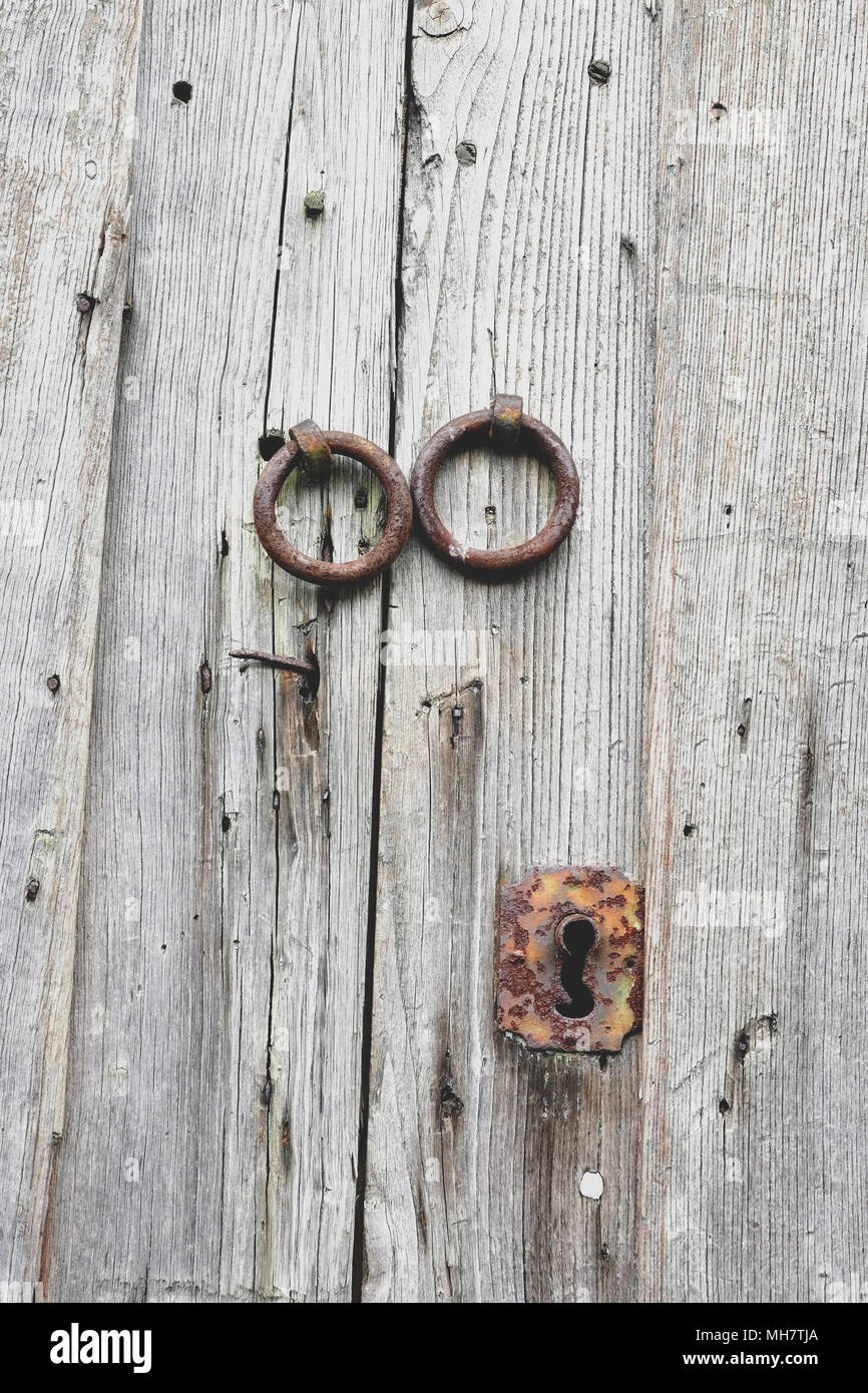 Vecchie porte in legno con maniglie in bronzo e toppa Foto stock - Alamy