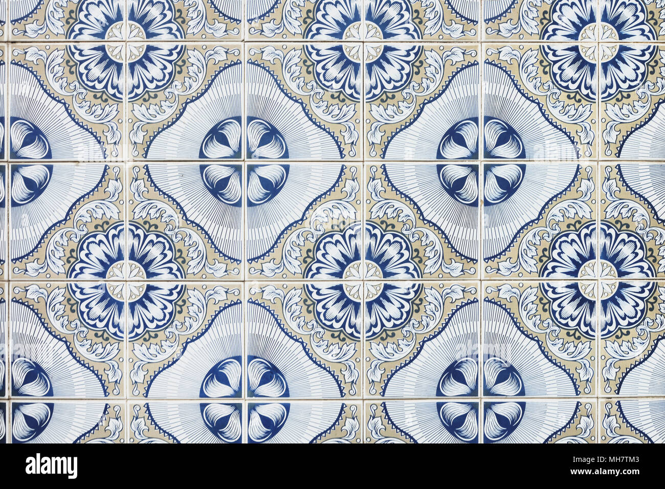 Tipica portoghese di decorazioni su una parete con colorate piastrelle di  ceramica. Tradizionali piastrelle a mosaico azulejos Foto stock - Alamy