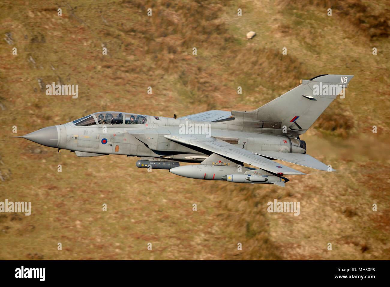 Royal Air Force Panavia Tornado GR4 aeromobili battenti di basso livello nella montagna gallese, Snowdonia National Park. Chiamato anche Tonka, da un giocattolo TV annuncio Foto Stock