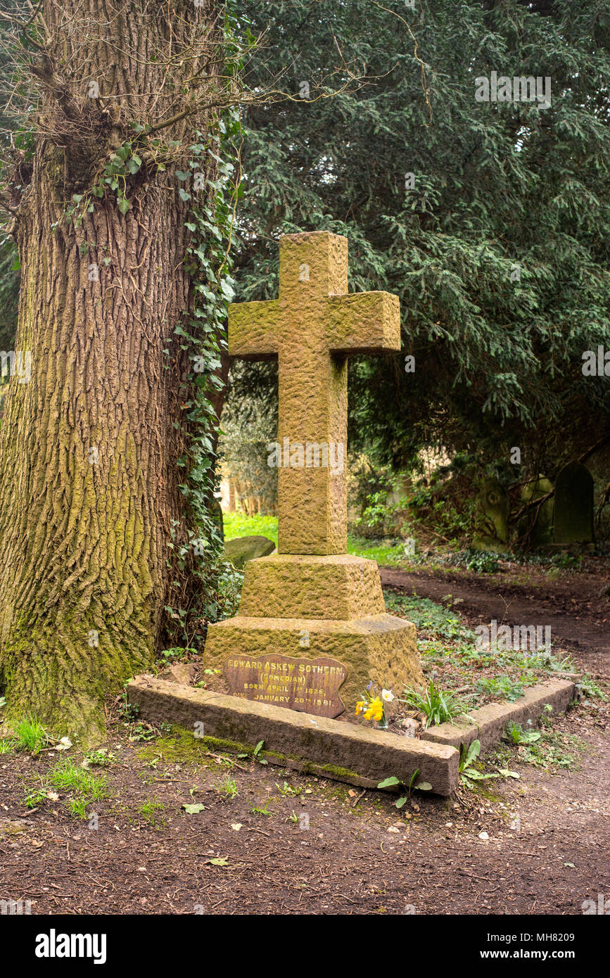 La tomba di attore comico Edward Askew Sothern (1 aprile 1826 - 20 gennaio 1881) in Southampton vecchio cimitero sulla comune di Southampton Foto Stock