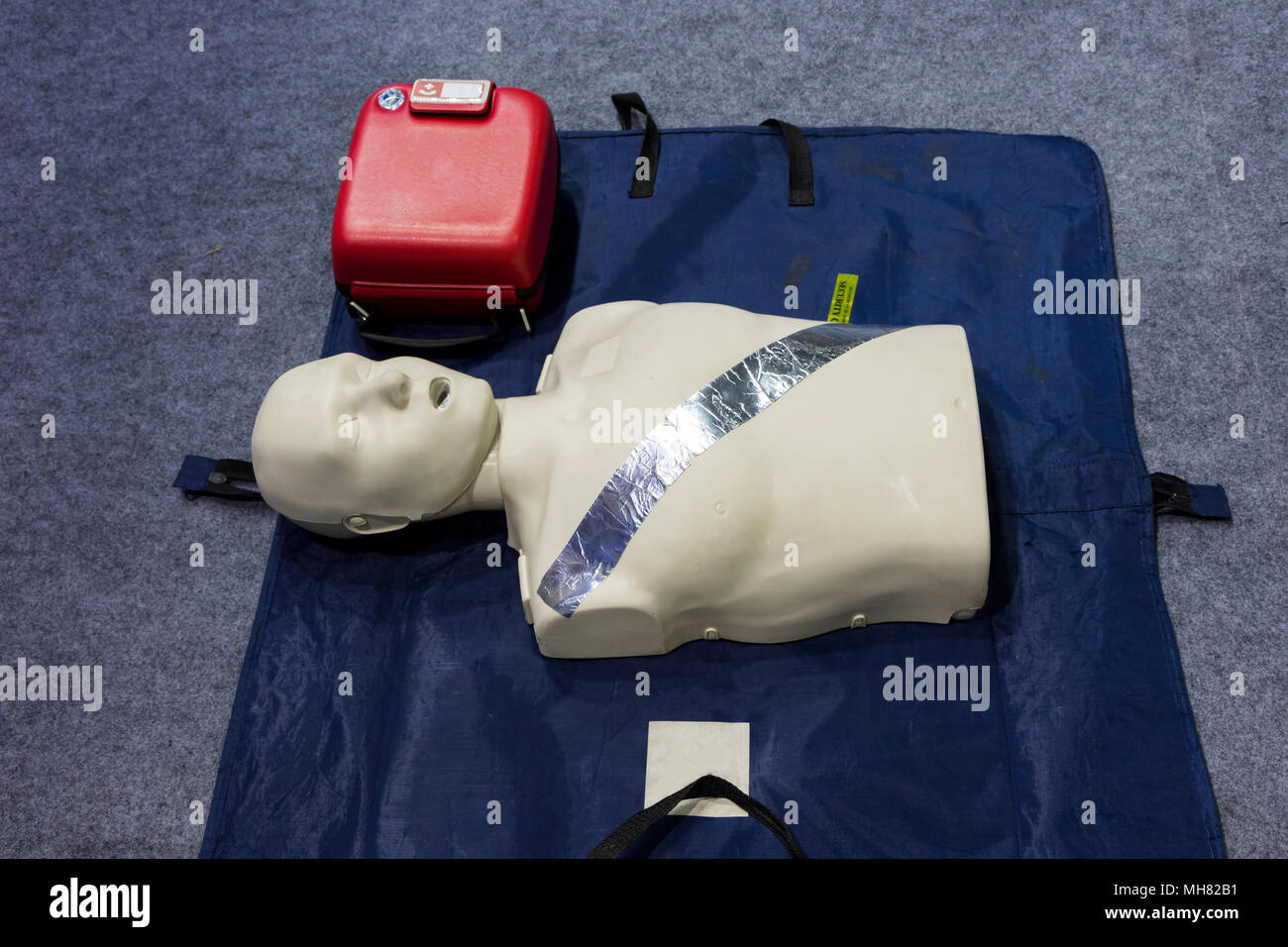 Defibrillatore automatico esterno ; AED per un trattamento di emergenza. Foto Stock
